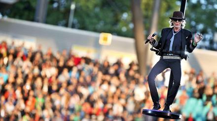 Dann hebt er ab und... Bei einem Konzert in Leipzig schwebte Udo Lindenberg vergangenes Jahr ein. Mal abwarten, was er sich wohl für Berlin ausgedacht hat.