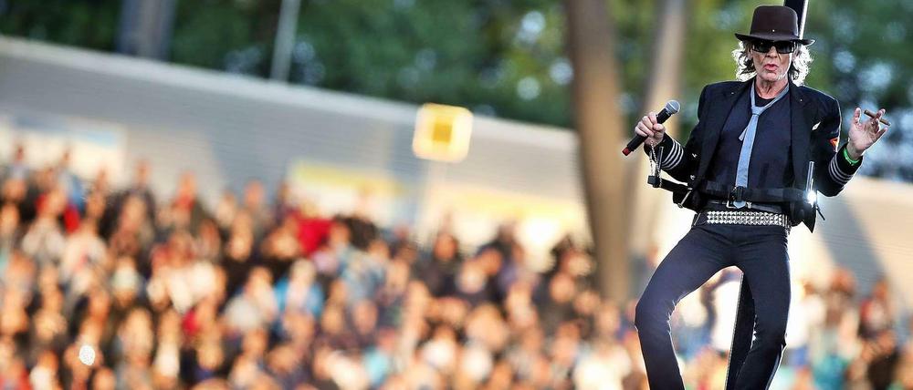 Dann hebt er ab und... Bei einem Konzert in Leipzig schwebte Udo Lindenberg vergangenes Jahr ein. Mal abwarten, was er sich wohl für Berlin ausgedacht hat.