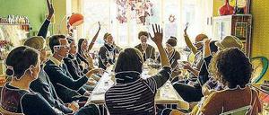 Die Berliner Theatergruppe Rimini Protokoll spielt ihr Stück „Hausbesuch Europa“ in Wohnzimmern.