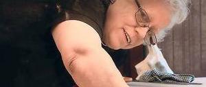 Dazuverdienerin.  Rentnerin Heidi arbeitet regelmäßig in einer Bäckerei, sonst reicht ihr das Geld nicht. Foto: ZDF