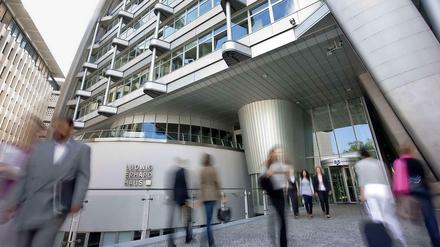 Kommen und gehen: Das Ludwig Erhard Haus, Heimat der Berliner IHK.