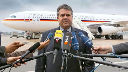 Sigmar Gabriel brach am Montag vom militärischen Teil des Flughafens Tegel aus zu einer mehrtägigen Reise nach Kasachstan und China auf. Vor der Abreise gibt er eine kurzfristig angekündigte Pressekonferenz auf dem Flugfeld zu den Gipfelergebnissen. “Wir alle sind froh darüber, dass Europa die Spaltung verhindert und zusammengefunden hat“, sagt Gabriel. 