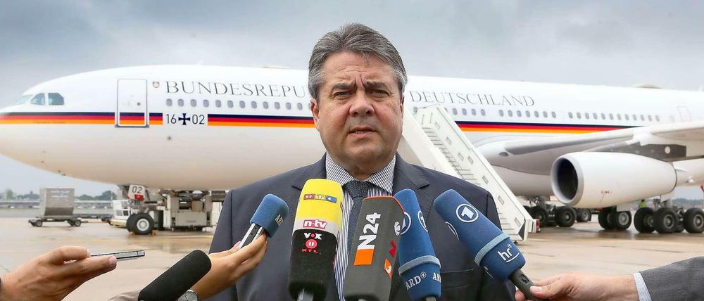 Sigmar Gabriel brach am Montag vom militärischen Teil des Flughafens Tegel aus zu einer mehrtägigen Reise nach Kasachstan und China auf. Vor der Abreise gibt er eine kurzfristig angekündigte Pressekonferenz auf dem Flugfeld zu den Gipfelergebnissen. “Wir alle sind froh darüber, dass Europa die Spaltung verhindert und zusammengefunden hat“, sagt Gabriel. 