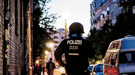 Die Rigaer Straße ist schon wiederholt Schauplatz von Auseinandersetzungen zwischen Polizei und linker Szene gewesen (hier ein Archivbild aus dem Jahr 2014).