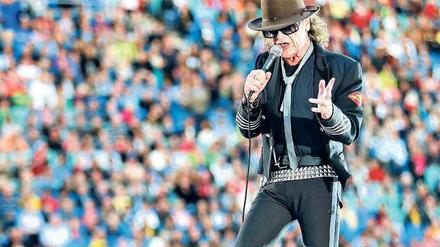 Hut, Sonnenbrille, Jogginghose. Udo Lindenberg im typischen Bühnenoutfit. Foto: Jan Woitas/dpa
