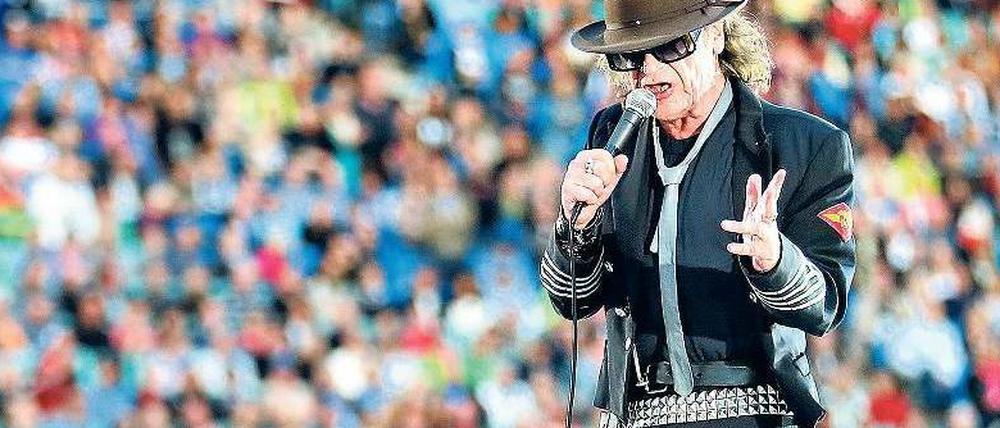 Hut, Sonnenbrille, Jogginghose. Udo Lindenberg im typischen Bühnenoutfit. Foto: Jan Woitas/dpa