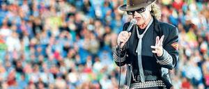 Hut, Sonnenbrille, Jogginghose. Udo Lindenberg im typischen Bühnenoutfit. Foto: Jan Woitas/dpa