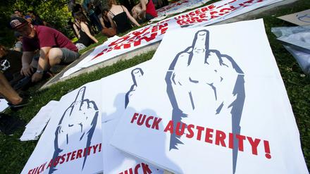 Protestplakate für eine Demonstration vor der Europäischen Zentralbank in Frankfurt/Main