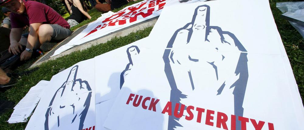 Protestplakate für eine Demonstration vor der Europäischen Zentralbank in Frankfurt/Main