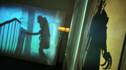 Graf Orlok hat Durst. Ein Ausschnitt aus dem Film "Nosferatu - Eine Symphonie des Grauens" von Friedrich Wilhelm Murnau aus dem Jahr 1922 (gezeigt 2013 in Langenfeld/Nordrhein-Westfalen in der Ausstellung "Auf Draculas Spuren. Geister und Vampire in der Kunst- und Kulturgeschichte")