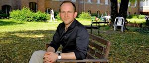 Bernhard Haslinger im Garten der Alten Nervenklinik der Charité