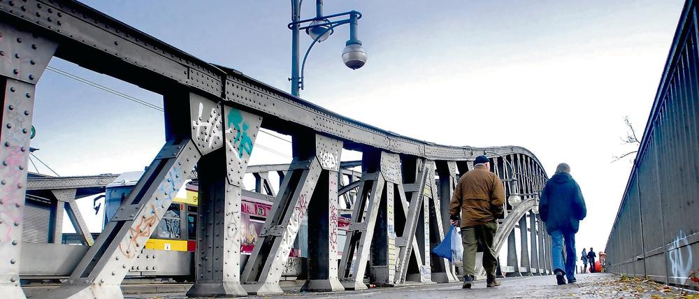 Wird umfangreich saniert: Die Böse- oder Bornholmer Brücke zwischen Wedding und Prenzlauer Berg. Der Überweg für Fußgänger und Radler bleibt aber während der zweijährigen Bauzeit erhalten.