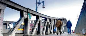 Wird umfangreich saniert: Die Böse- oder Bornholmer Brücke zwischen Wedding und Prenzlauer Berg. Der Überweg für Fußgänger und Radler bleibt aber während der zweijährigen Bauzeit erhalten.