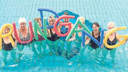 Sommer ahoi. Damen aus einem Lichtenberger Aquafitnesskurs formen mit Schwimmnudeln das Wort „Rundgang“: Die Idee zum Motiv für das diesjährige Rundgangplakat hatte die UdK-Studentin Mireya Palmeira. Die UdK lädt wie jedes Jahr zu Tagen der offenen Tür ein, diesmal vom 17. bis 19. Juli. 