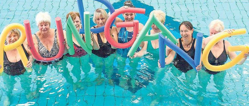 Sommer ahoi. Damen aus einem Lichtenberger Aquafitnesskurs formen mit Schwimmnudeln das Wort „Rundgang“: Die Idee zum Motiv für das diesjährige Rundgangplakat hatte die UdK-Studentin Mireya Palmeira. Die UdK lädt wie jedes Jahr zu Tagen der offenen Tür ein, diesmal vom 17. bis 19. Juli. 