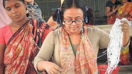 Volle Farbenpracht. Die Modedesignerin Madhuree Smrity aus Dhaka lernt bei der Kooperative „Living Blue“ in Rangpur, wie man mit Indigo färben kann.