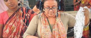 Volle Farbenpracht. Die Modedesignerin Madhuree Smrity aus Dhaka lernt bei der Kooperative „Living Blue“ in Rangpur, wie man mit Indigo färben kann.