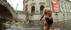 106 Teilnehmer starteten beim Berliner Flussbad Pokal am Bode-Museum.