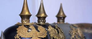 Auch für Limbo-Tänzer eine Zumutung - die preußische Pickelhaube