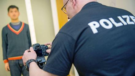 Fotografiert, befragt, erfasst: Erkennungsdienstliche Behandlung eines Flüchtlings in Passau.