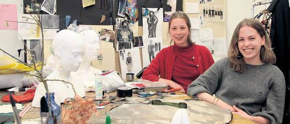Kreatives Chaos. Marie Katharina Fischer (links) und Leonie Falke in ihrem Atelier. Sie gestalten die Kostüme für die Oper „Wenn zwei sich streiten ...“.