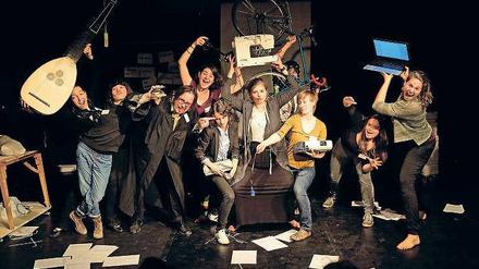 Geräte und ihre Menschen. Die Abschlussinszenierung der Theaterpädagogikstudentinnen Friederike Dunger und Isabelle Zinsmaier.