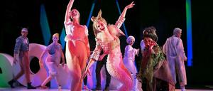 Nicht nur grimmig, auch schrill. Die Musical-Studentinnen Katharina Beatrice Hierl als Gisela Geiß und Sophie Euskirchen als Oma Eule in GRIMM, einem märchenhaften Musical, das tierischen Spaß macht.