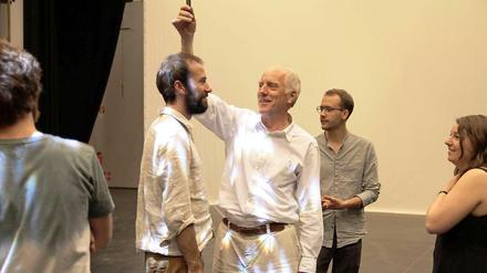 Hans Peter Kuhn bei den Proben zu dem Stück „Sounds for a While“, mit dem er und seine Studierenden die Tischlerei der Deutschen Oper in einen Klangraum verwandelten.