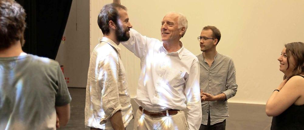 Hans Peter Kuhn bei den Proben zu dem Stück „Sounds for a While“, mit dem er und seine Studierenden die Tischlerei der Deutschen Oper in einen Klangraum verwandelten.