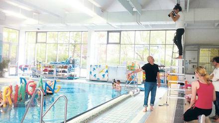 Hoch die Nudeln! Das Motiv des Rundgangs entstand im Schwimmbad.