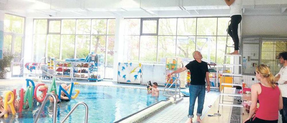 Hoch die Nudeln! Das Motiv des Rundgangs entstand im Schwimmbad.