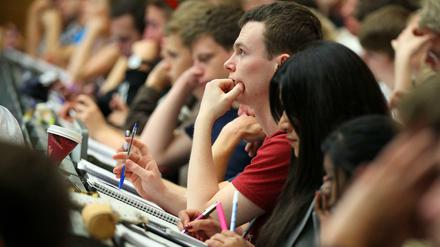 Unter Druck. Manche Unis verlangen besondere Tests vor dem Studium.