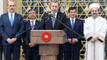 Präsident Recep Tayyip Erdogan (Mitte, hier bei einer Moschee-Einweihung) gilt als Hindernis für eine mögliche Große Koalition in der Türkei. 