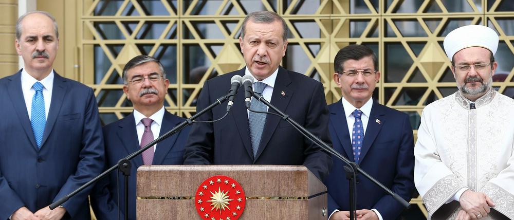 Präsident Recep Tayyip Erdogan (Mitte, hier bei einer Moschee-Einweihung) gilt als Hindernis für eine mögliche Große Koalition in der Türkei.