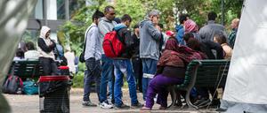 Neu angekommene Flüchtlinge auf dem Gelände des Landesamtes für Gesundheit und Soziales (LaGeSo). Mehr als tausend gaben im vergangenen Jahr an, minderjährig zu sein. 
