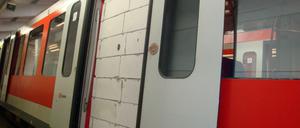 Das Foto der Polizei zeigt eine von unbekannten Tätern zugemauerte Wagentür einer S-Bahn in Hamburg.