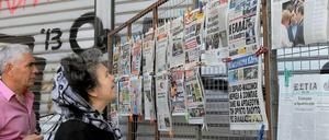 Athen am Montagvormittag: Zwei Griechen informieren sich über die Lage in ihrem Land.