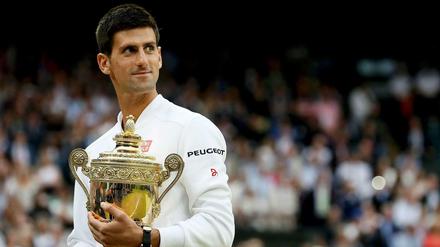 Schönes Paar. Novak Djokovic mit Trophäe.