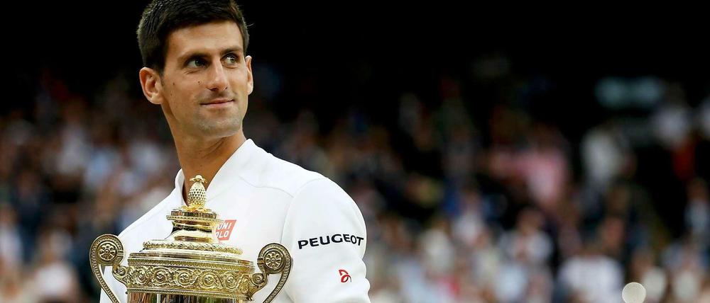 Schönes Paar. Novak Djokovic mit Trophäe.
