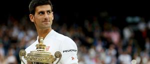 Schönes Paar. Novak Djokovic mit Trophäe.
