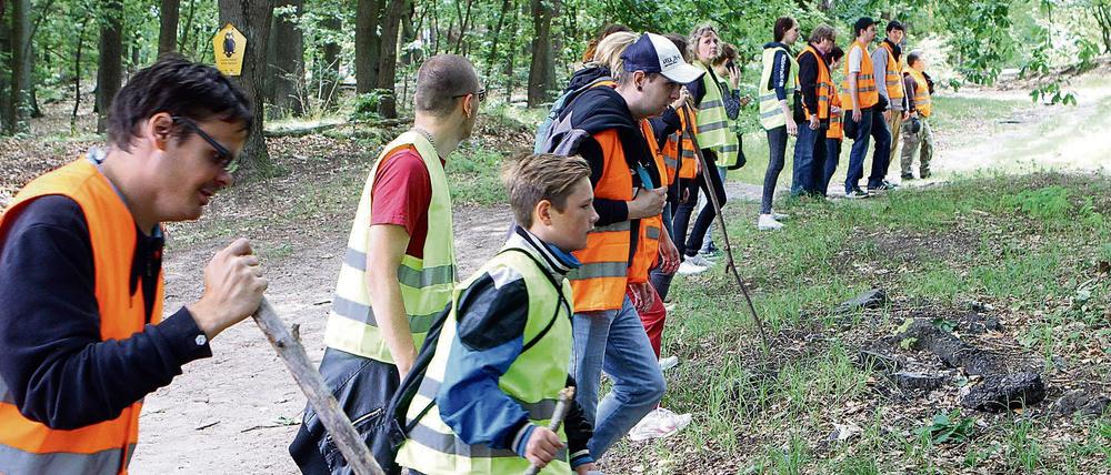 Anwohner und freiwillige Helfer suchen in Potsdam in einem Waldgebiet nach Spuren des verschwundenen sechsjährigen Elias.