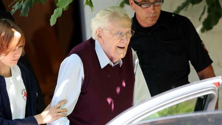 Der frühere SS-Mann Oskar Gröning beim Verlassen des Gerichtsgebäudes in Lüneburg nach der Urteilsverkündung am Mittwoch. 