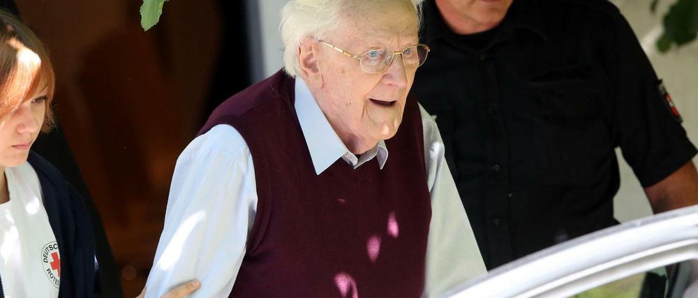 Der frühere SS-Mann Oskar Gröning beim Verlassen des Gerichtsgebäudes in Lüneburg nach der Urteilsverkündung am Mittwoch.