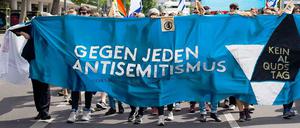 "Gegen jeden Antisemitismus" steht auf einem Transparent, das Demonstranten an der Gegenveranstaltung zum Al-Quds-Tag vor sich hertragen.