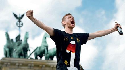 Unendlicher Jubel: Per Mertesacker feierte mit seinen Nationalmannschafts-Kollegen am 15. Juli auf der Fanmeile am Brandenburger Tor.