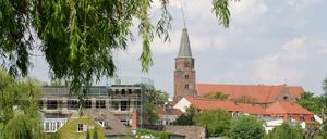 Stadt Brandenburg/Havel: Blick auf den Dom und die Dominsel über den breiten Stadtkanal von der Anlegestelle an der Fischerstraße aus.