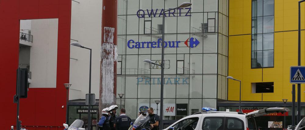 Französische Polizisten vor dem Einkaufszentrum "Qwartz" im Pariser Vorort Villeneuve-la-Garenne. Bewaffnete haben hier am Montag eine Primark-Filiale überfallen.