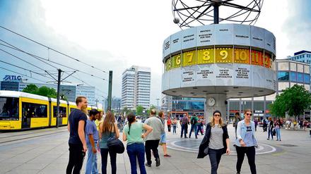 Ein Denkmal: Die Weltzeituhr auf dem Alexanderplatz in Berlin Mitte. 