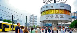 Ein Denkmal: Die Weltzeituhr auf dem Alexanderplatz in Berlin Mitte.