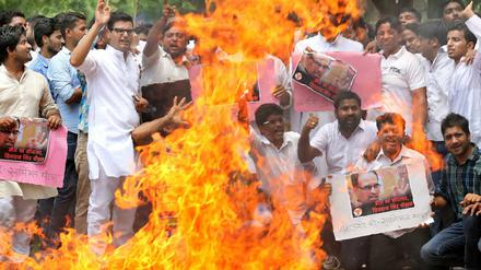 Mitglieder der Nachwuchsparteiorganisation Indischer Jugendkongress demonstrieren in Neu-Delhi gegen die Vertuschung der mutmaßlichen Mordserie.